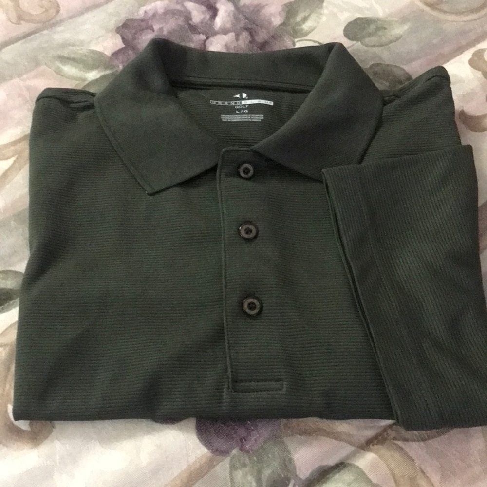 Men’s short sleeve shirt pull over in size L dark green